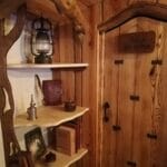Hébergement Étagère bibliothèque artisanale avec porte médiévale féérique dans la Vienne