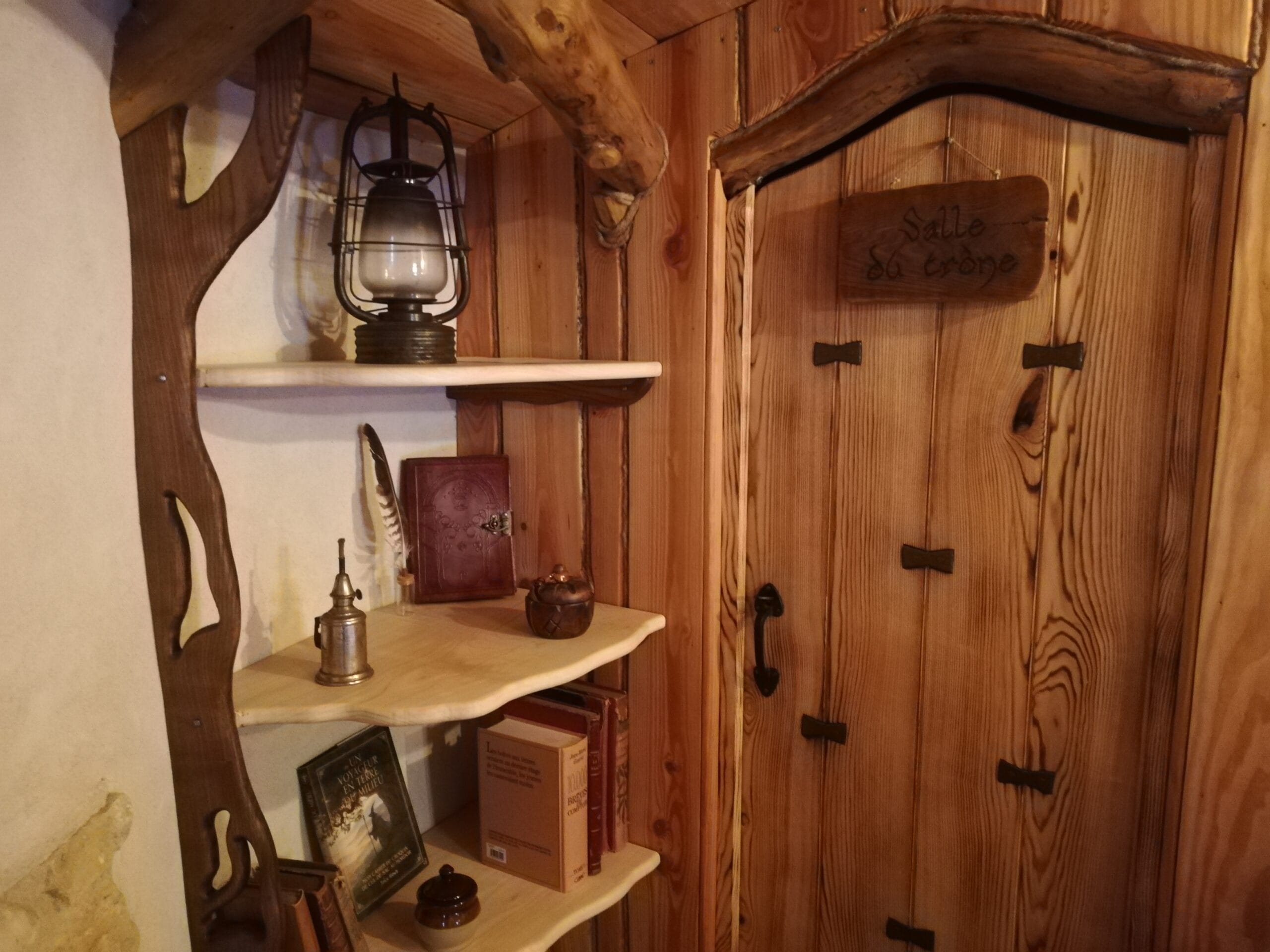 Hébergement Étagère bibliothèque artisanale avec porte médiévale féérique dans la Vienne