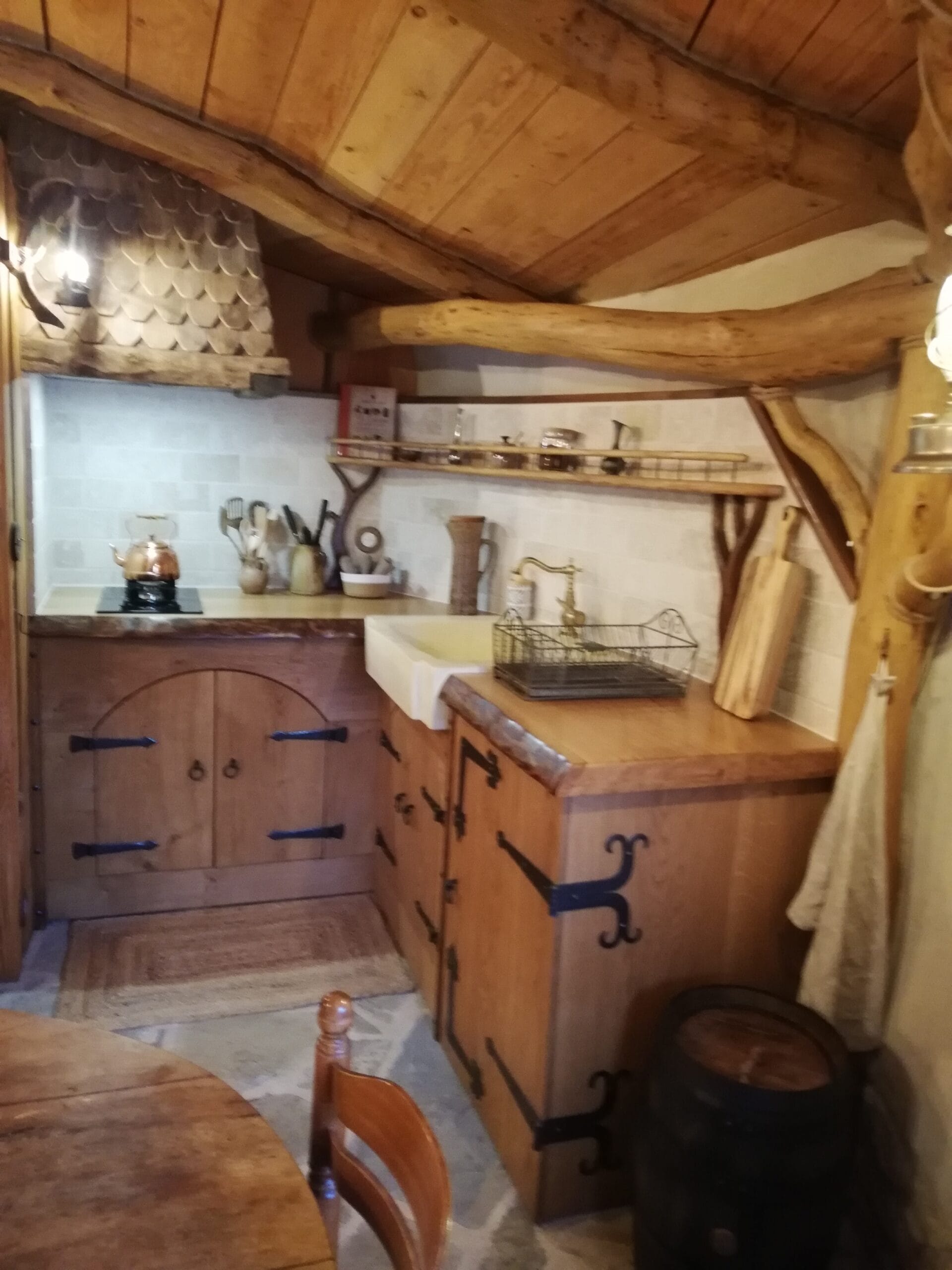 Hébergement Cuisine artisanale en bois avec ferronneries, inspirée d’un univers fantastique dans le Poitou