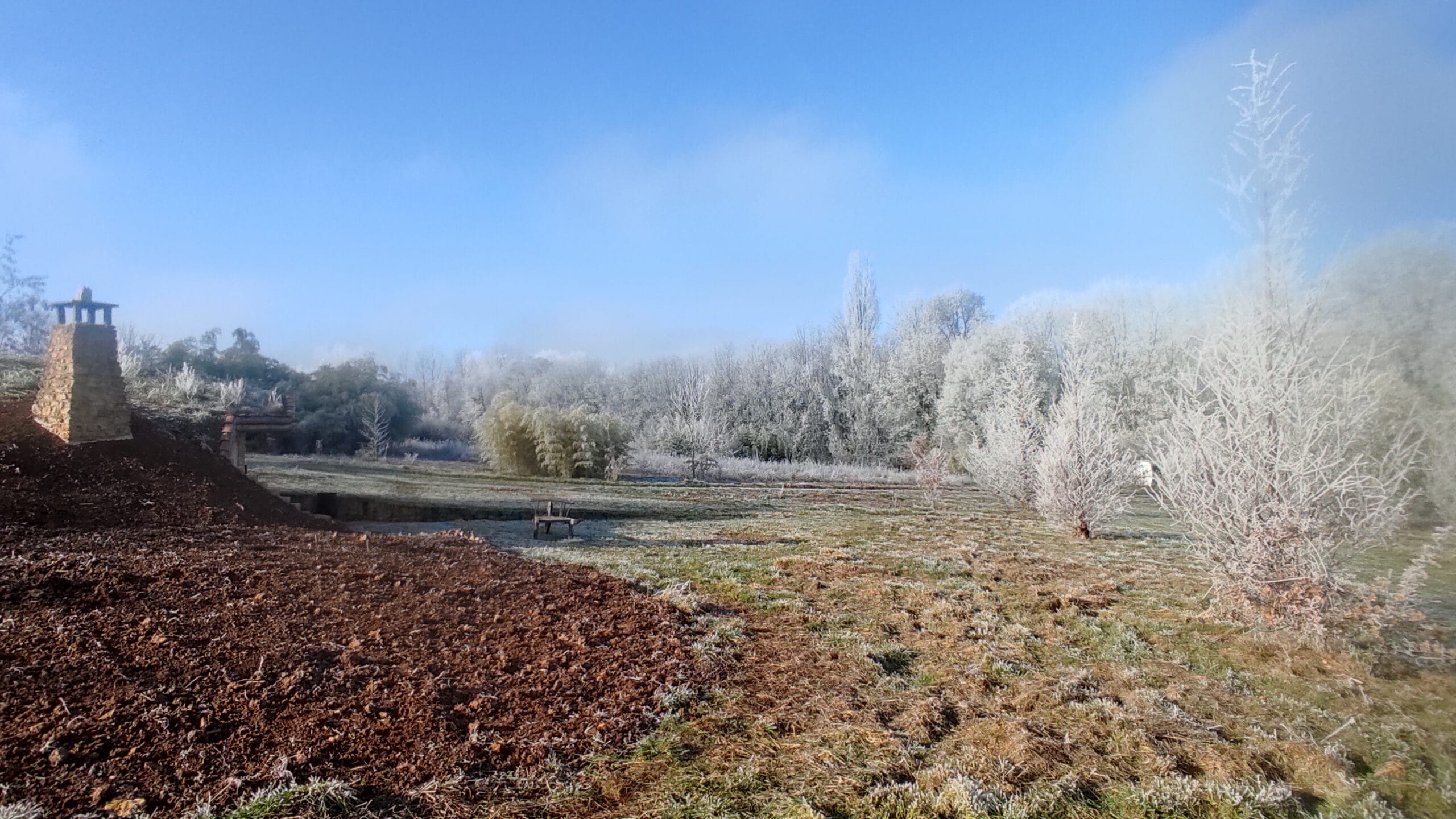 Hébergement Vue panoramique de la nature givrée au Coteau des Fadets, avec la cheminée de la maison de Hobbit à gauche