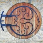 Hébergement Porte ronde de la maison de hobbit du coteau des fadets avec sa ferronnerie d'art