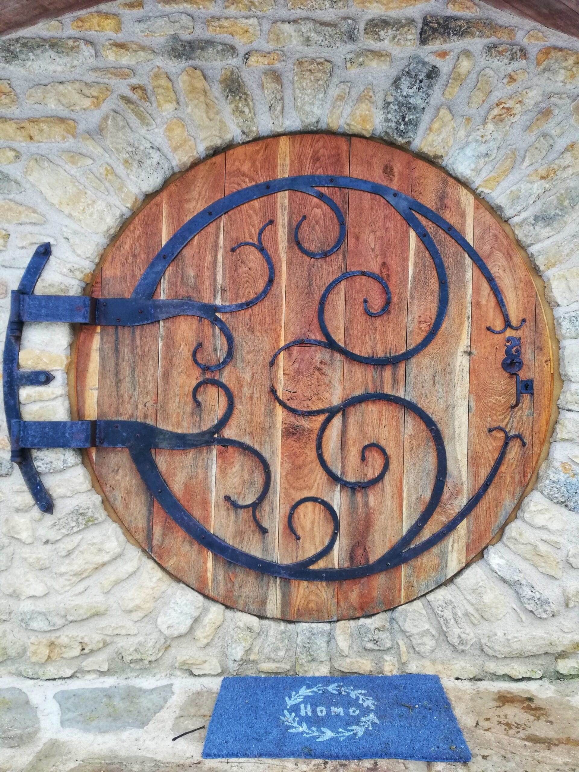 Hébergement Porte ronde de la maison de hobbit du coteau des fadets avec sa ferronnerie d'art