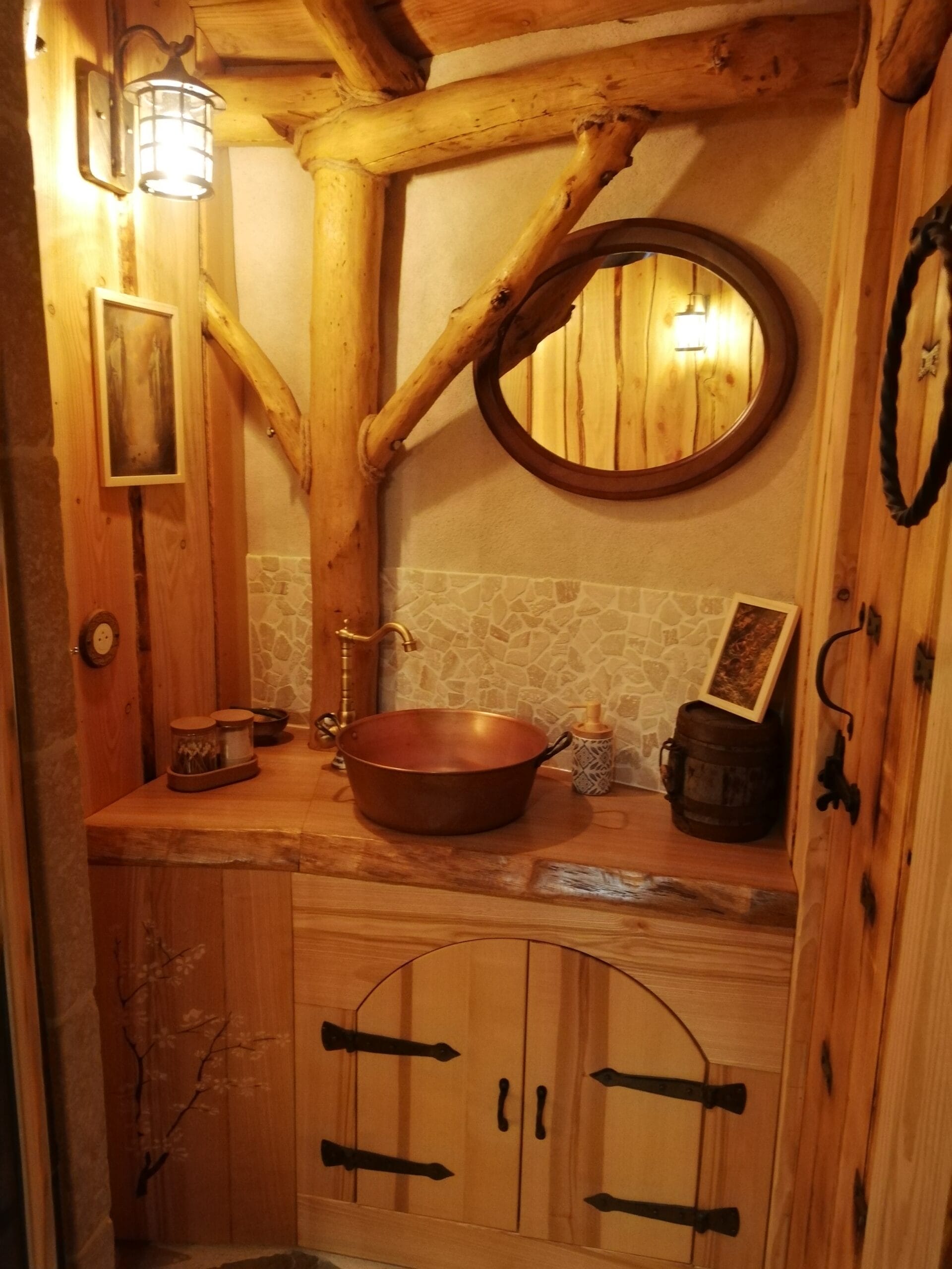 Hébergement Salle de bain artisanale en bois avec vasque en cuivre, miroir et luminaire