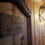 Hébergement Pancarte en bois gravée fixée sur une porte, luminaire flou en arrière-plan