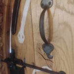Hébergement Détail de la poignée et de la serrure d’une porte ronde avec un serpent gravé