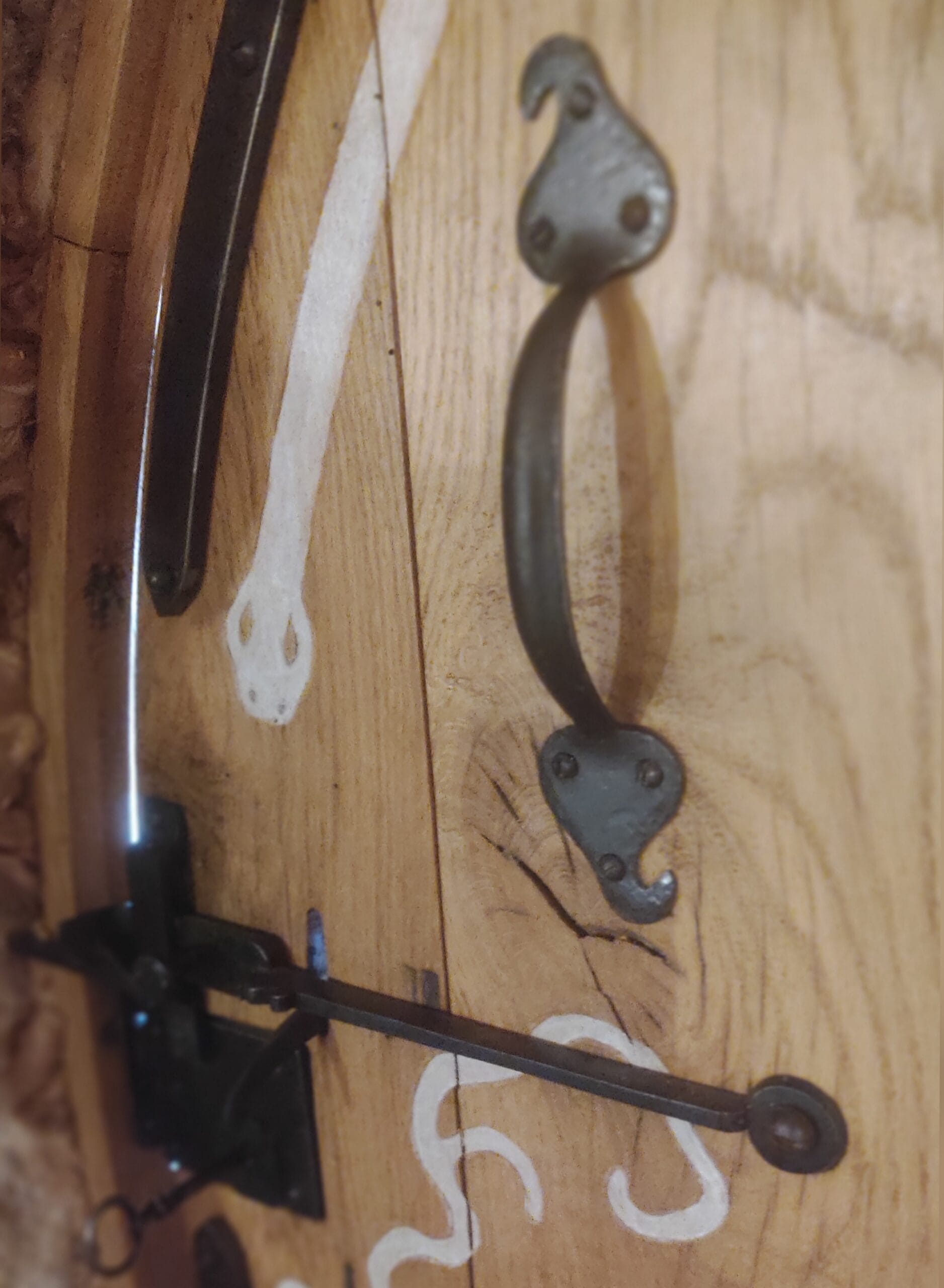Hébergement Détail de la poignée et de la serrure d’une porte ronde avec un serpent gravé