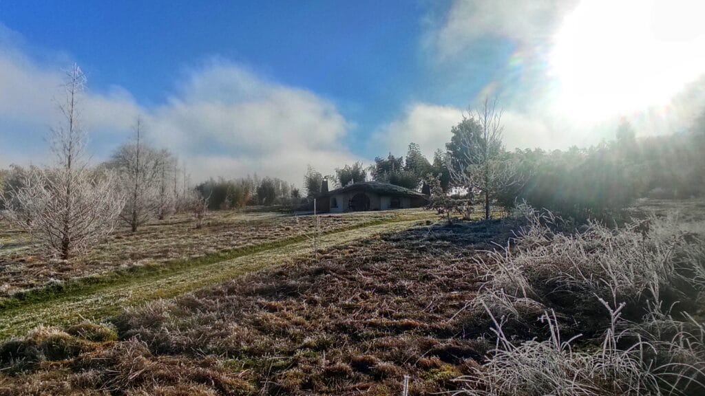 Vue lointaine en contre-jour de la maison de Hobbit en pleine nature à Magné dans la Vienne