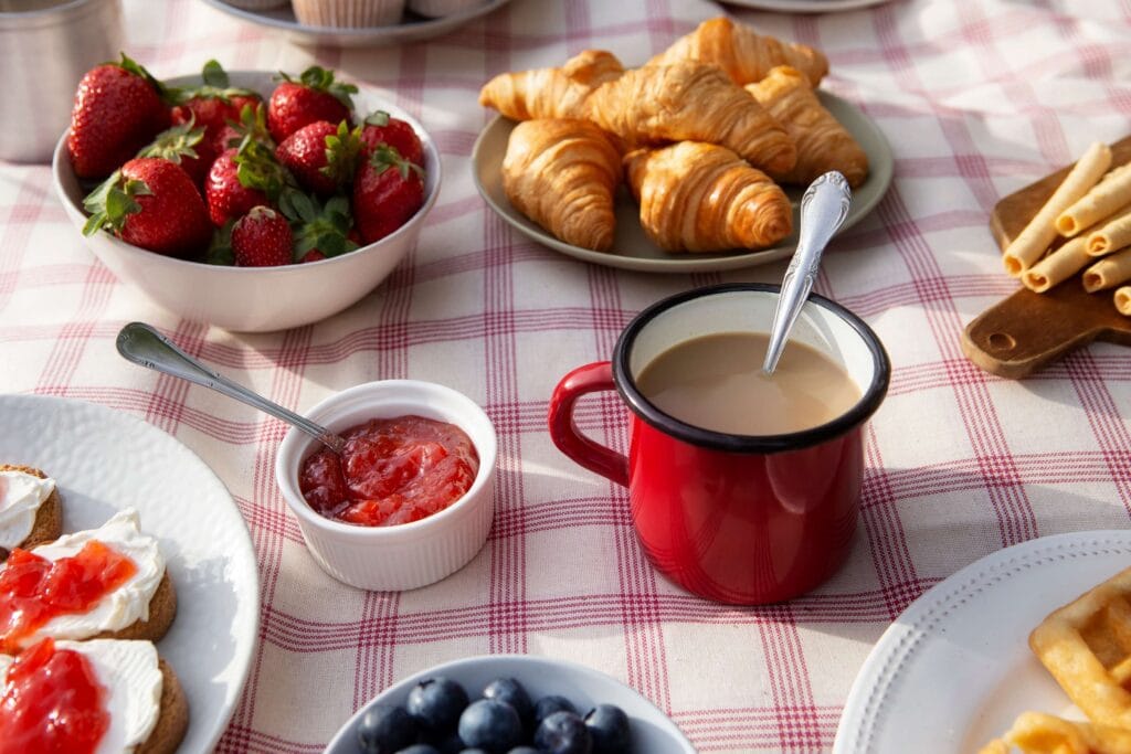 Petit déjeuner avec café croissant fraises et confiture