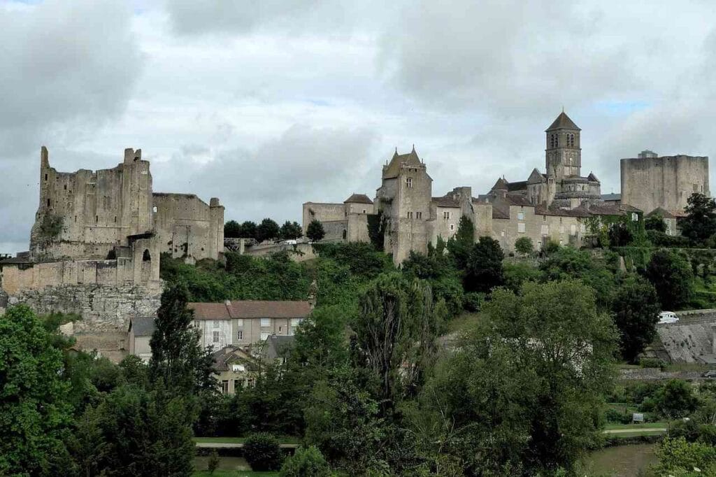 Vue panoramique de la cité médiévale de Chauvigny avec ses châteaux dans la Vienne, Poitou