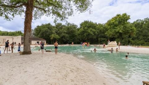 Personnes se baignant dans le lagon du Bois de Saint-Pierre dans la Vienne, Poitou