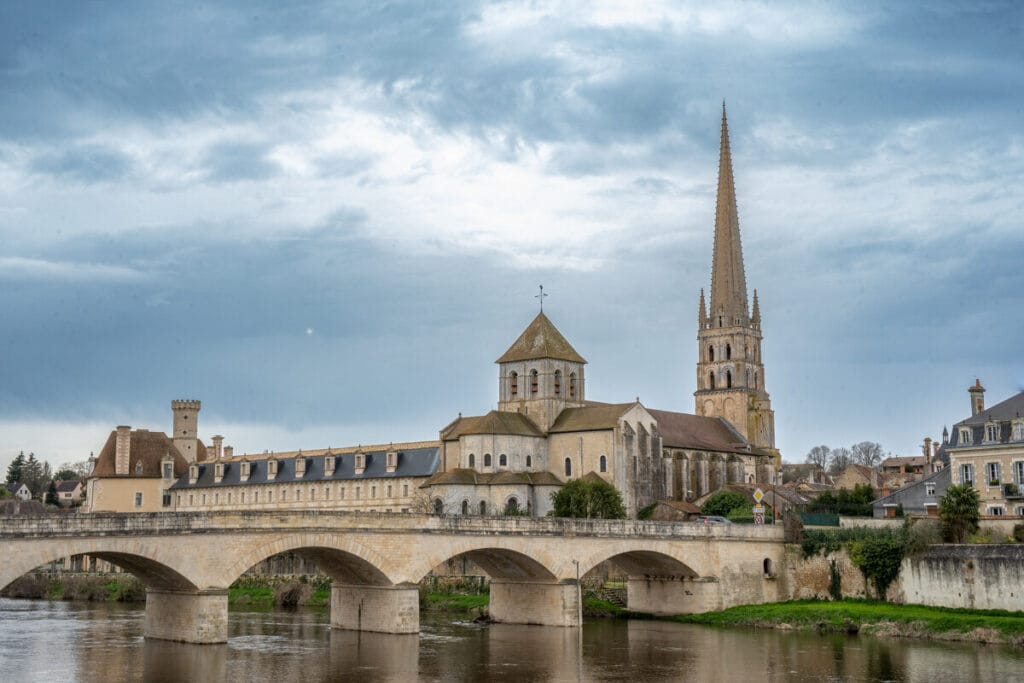 Abbaye de Saint-Savin sur Gartempe vue depuis la rivière dans la Vienne, Poitou