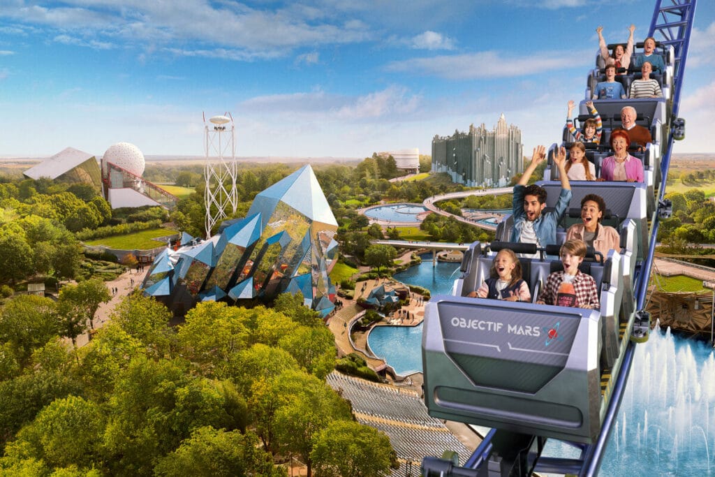 Vue du parc du Futuroscope avec des visiteurs sur une attraction