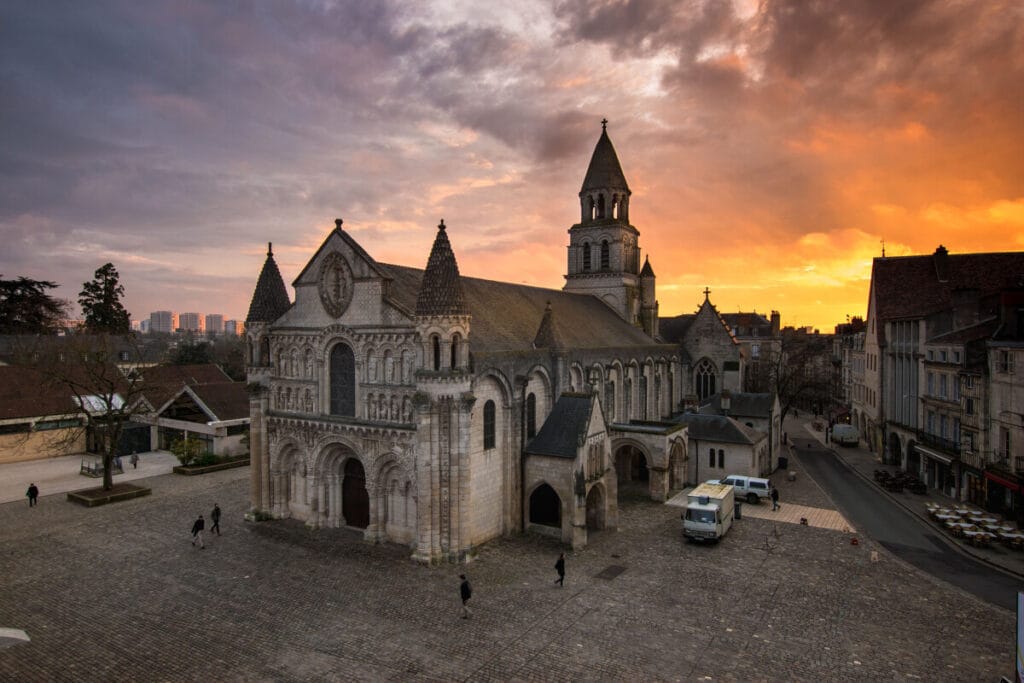 Vue en angle de trois quarts de Notre-Dame la Grande à Poitiers dans la Vienne, Poitou