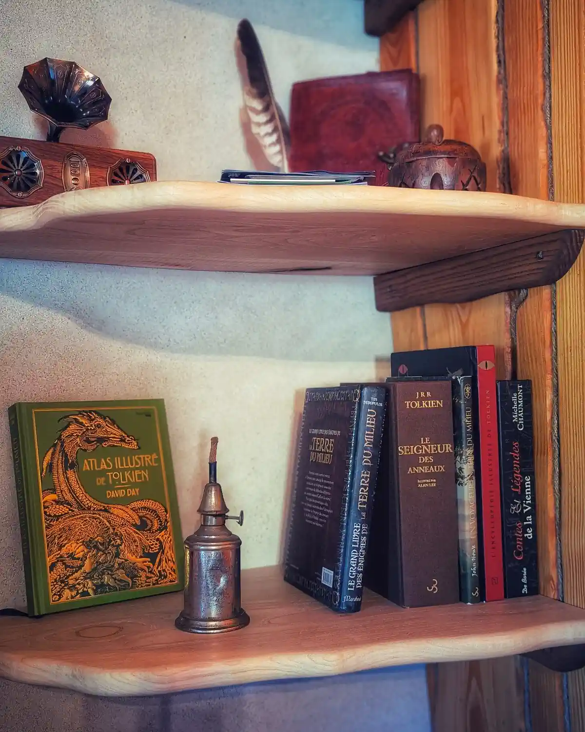 Hébergement bibliotheque maison hobbit coteau des fadets