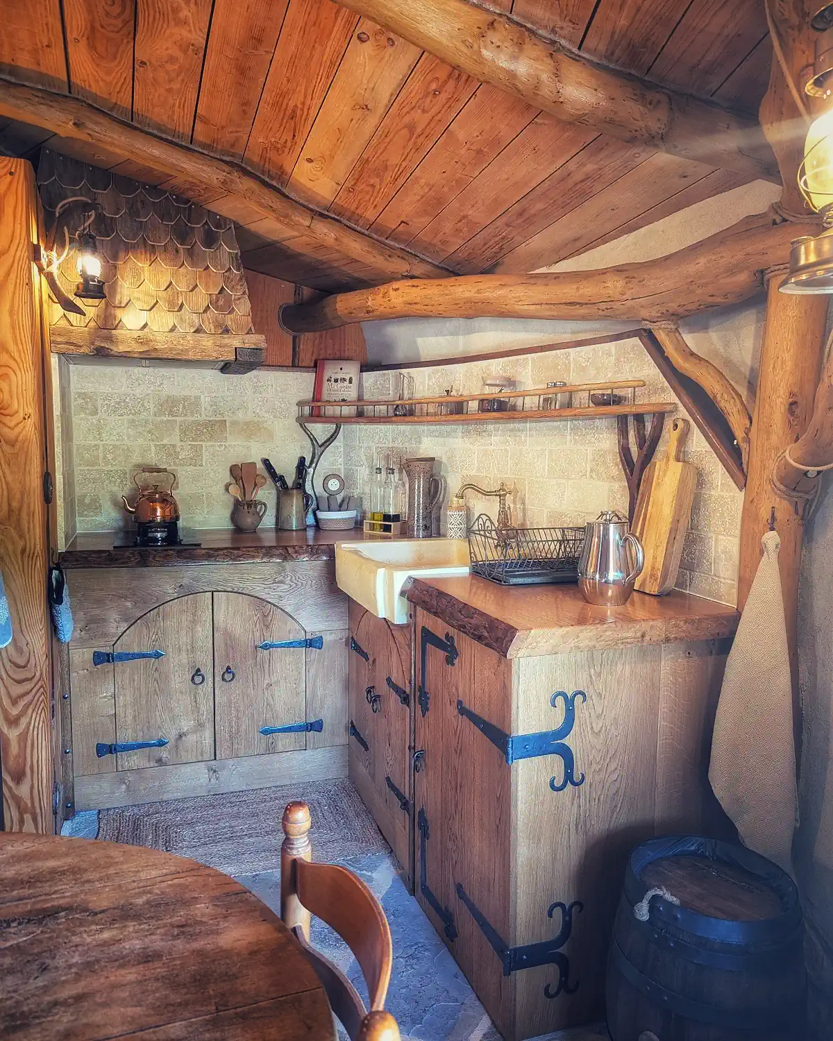 Hébergement cuisine maison hobbit coteau des fadets