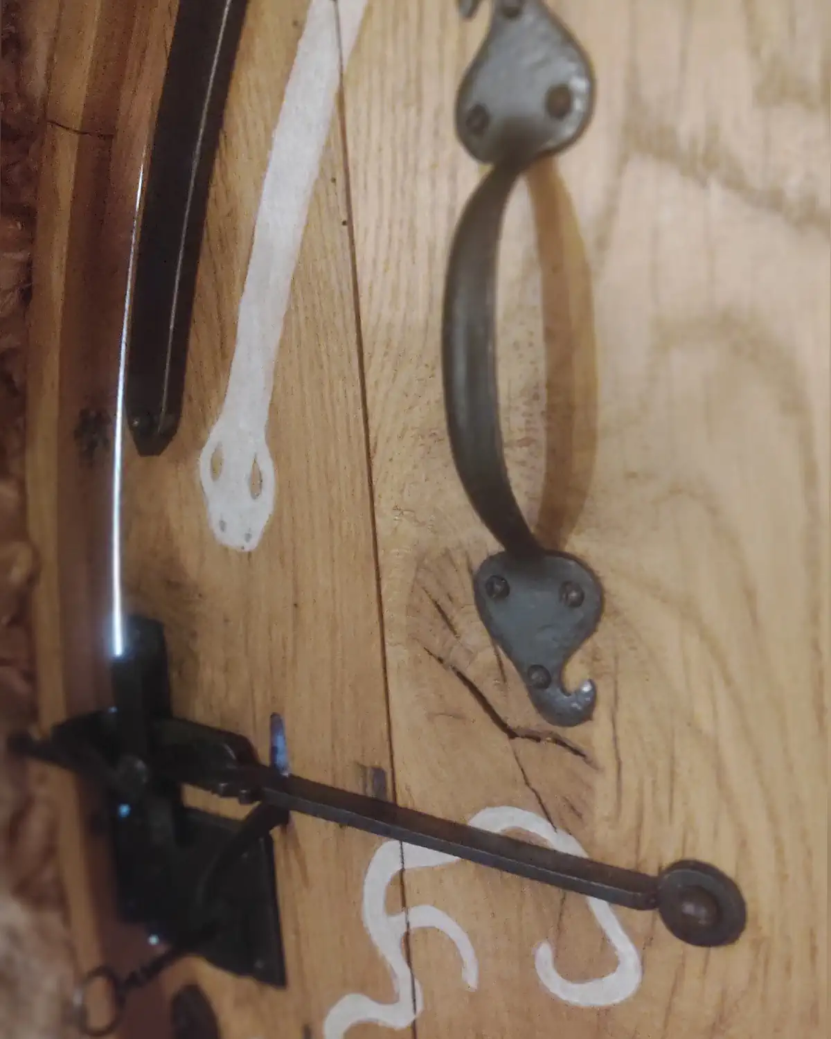 Hébergement detail cabane hobbit porte artisanale