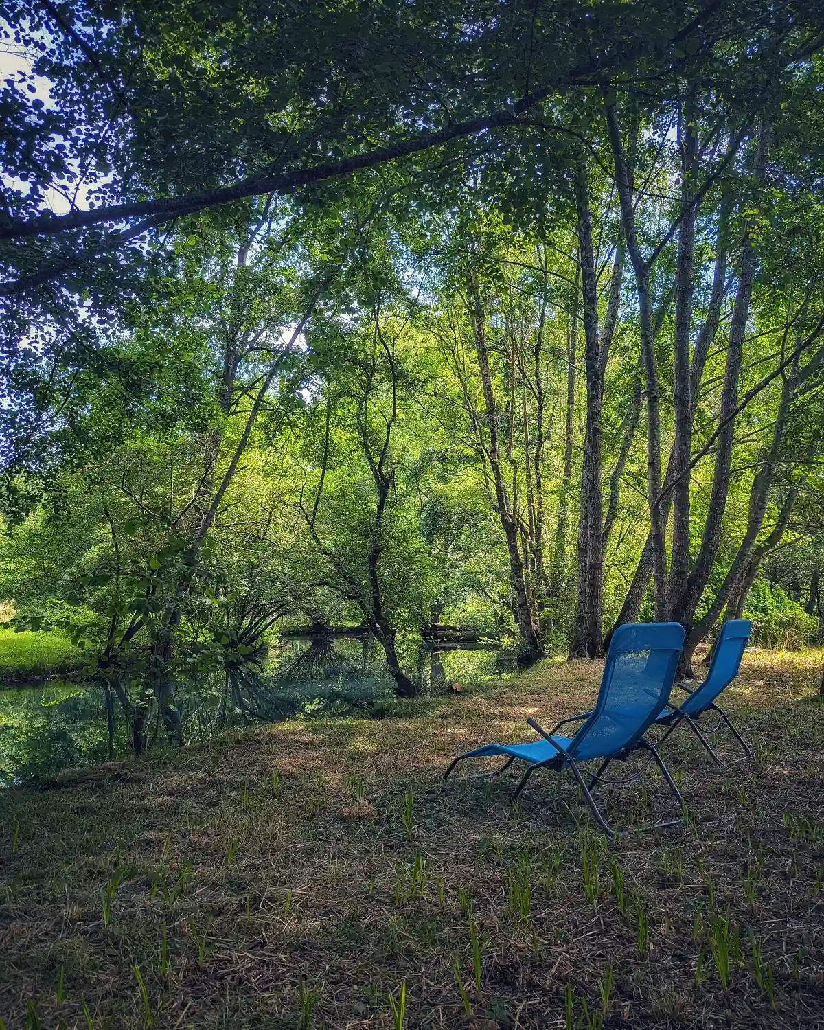 Hébergement deux chaises longues bord riviere coteau des fadets