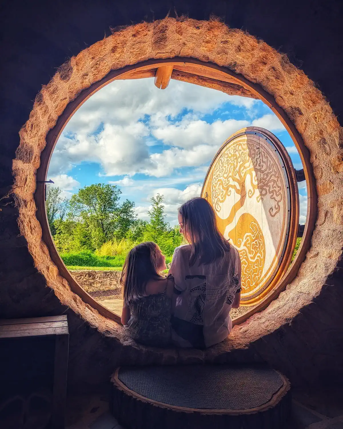 Hébergement deux filles porte ronde maison hobbit coteau des fadets