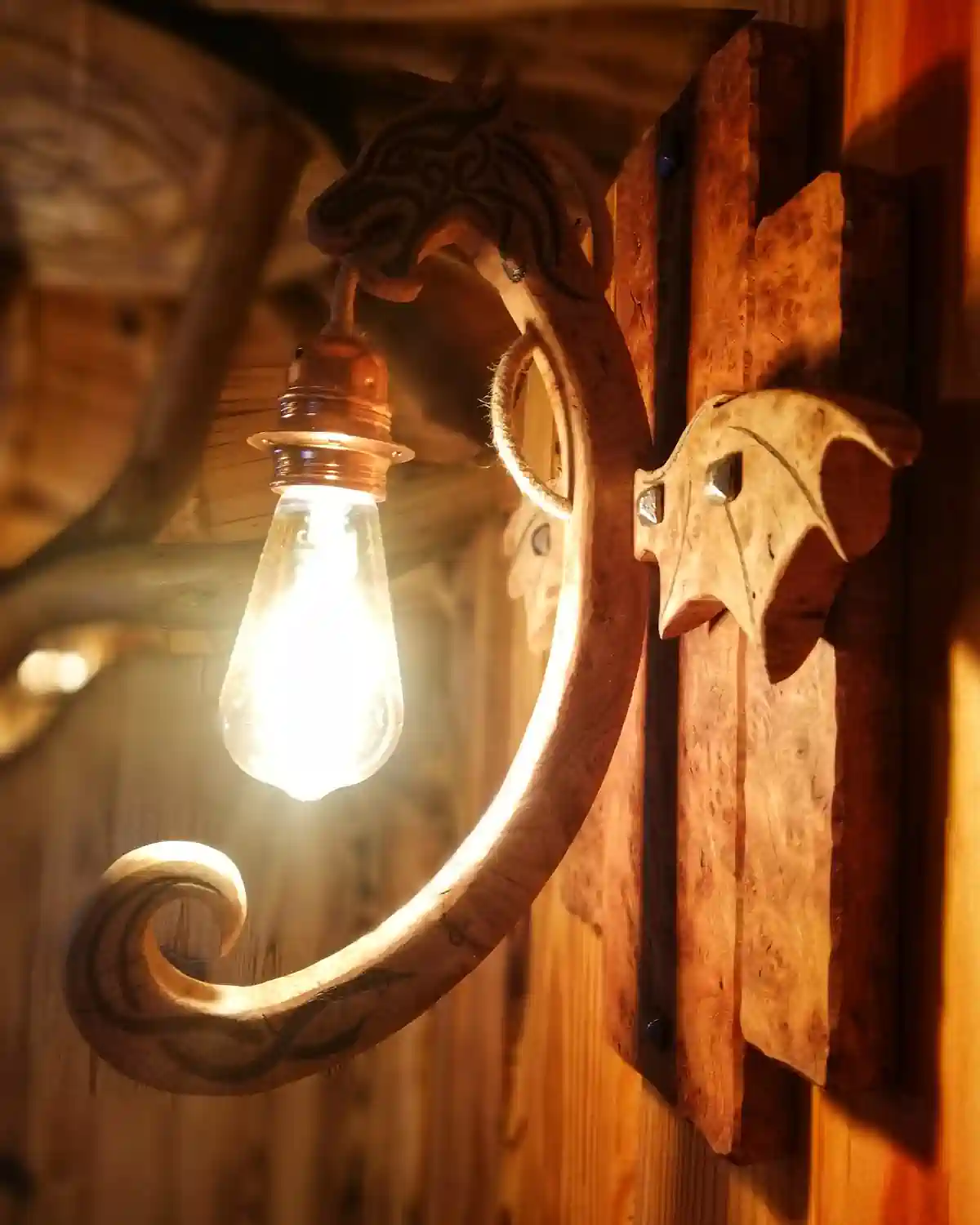 Hébergement lampe dragon cabane hobbit coteau des fadets