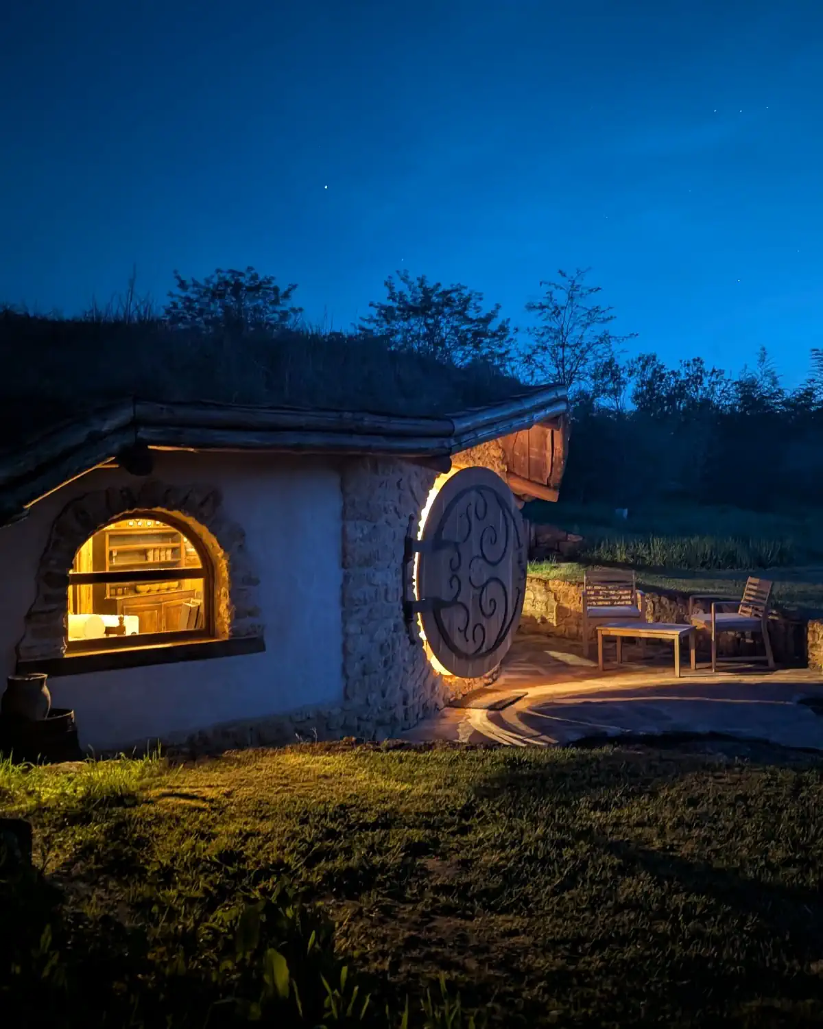 Hébergement maison hobbit nuit eclairee coteau des fadets