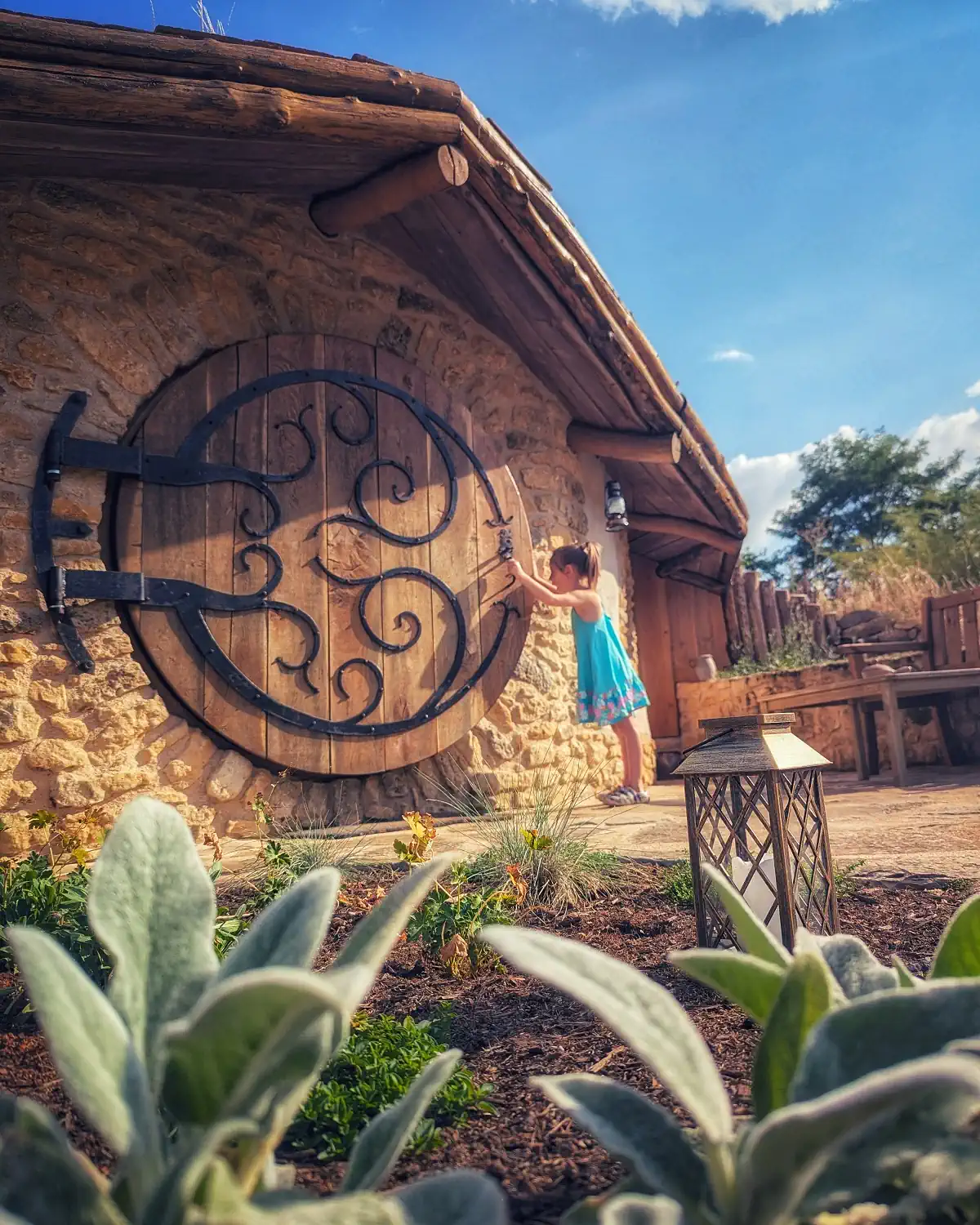 Hébergement petite fille ouvre porte maison hobbit coteau des fadets