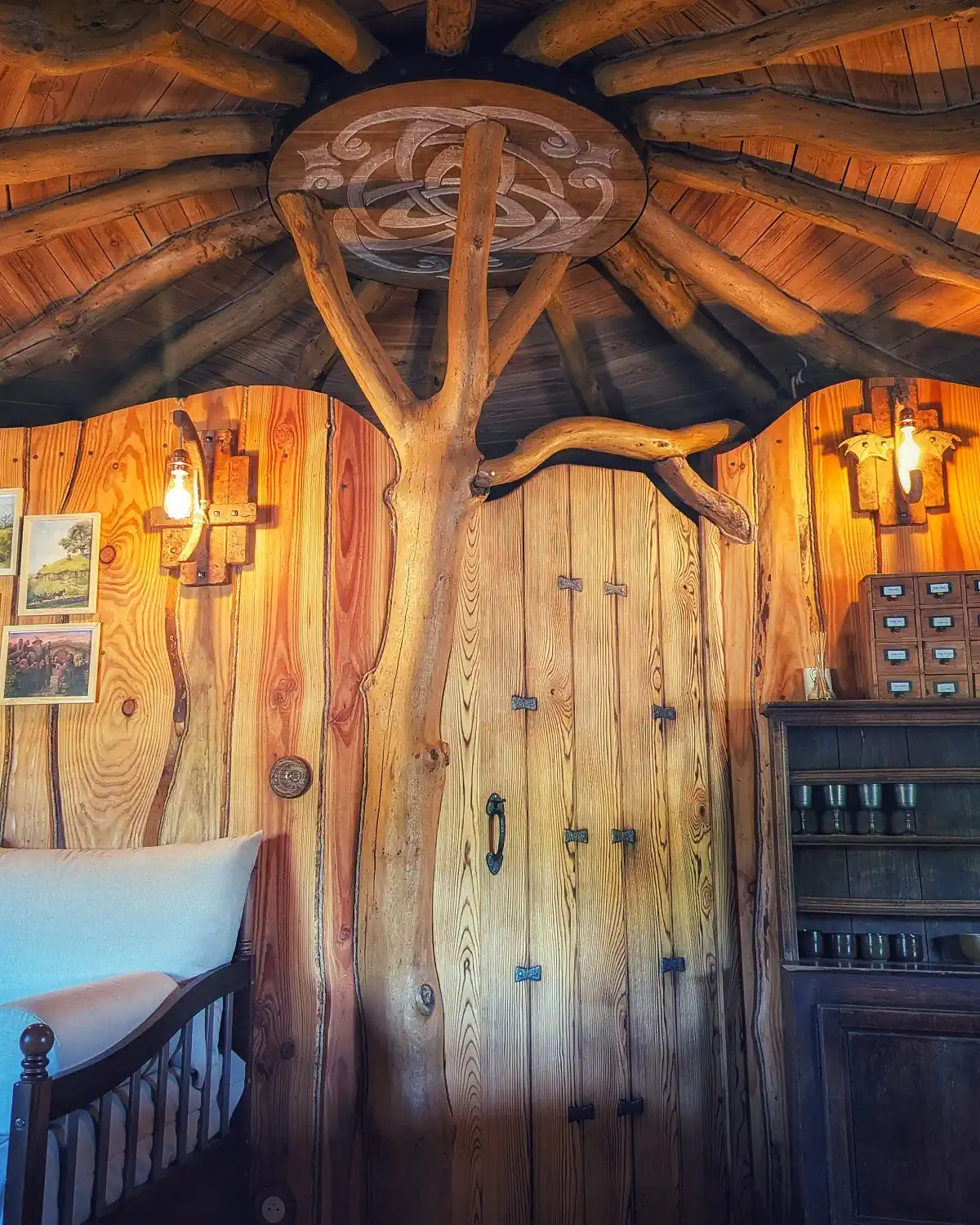 Hébergement poteau central maison hobbit coteau des fadets