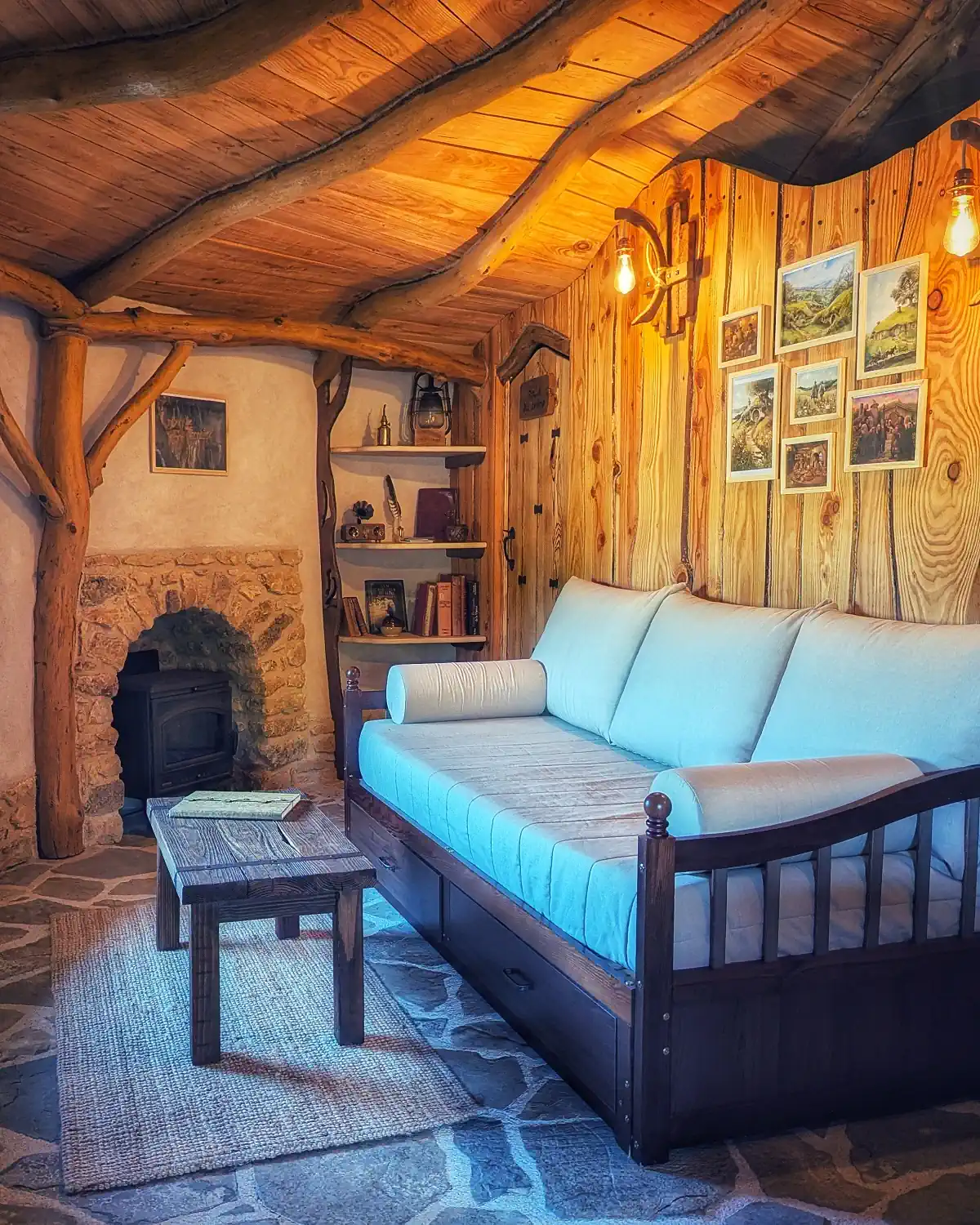 Hébergement salon cabane hobbit poele bois coteau des fadets