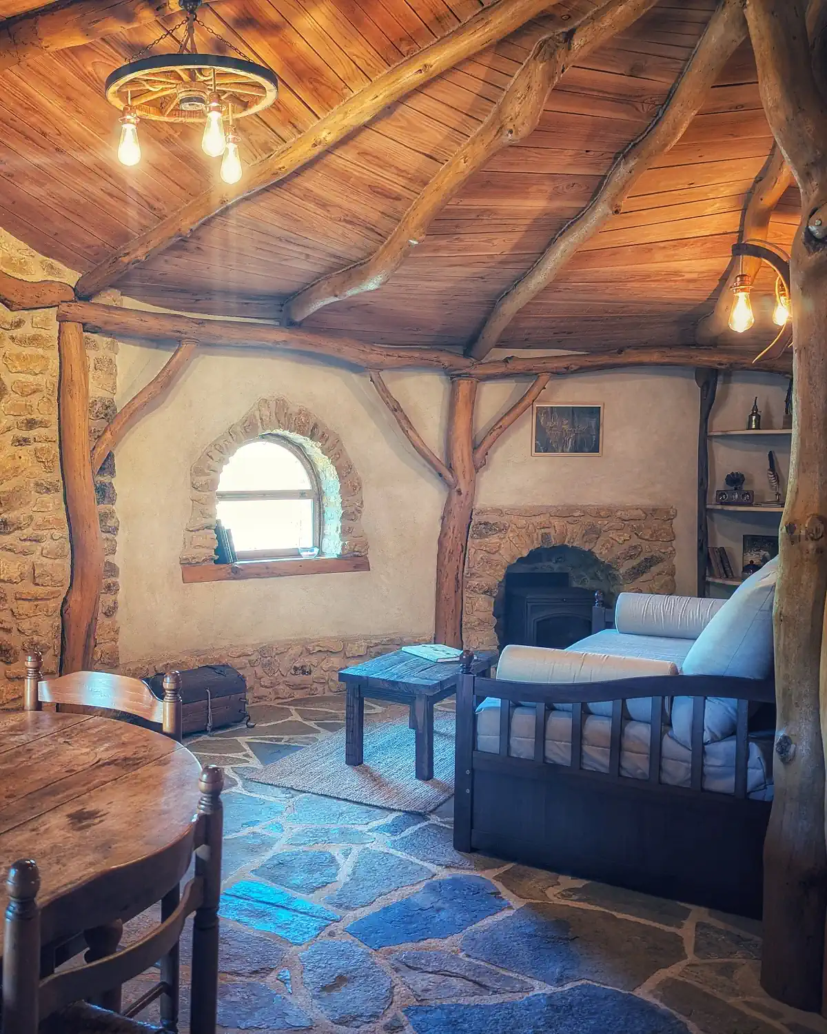 Hébergement salon maison hobbit coteau des fadets