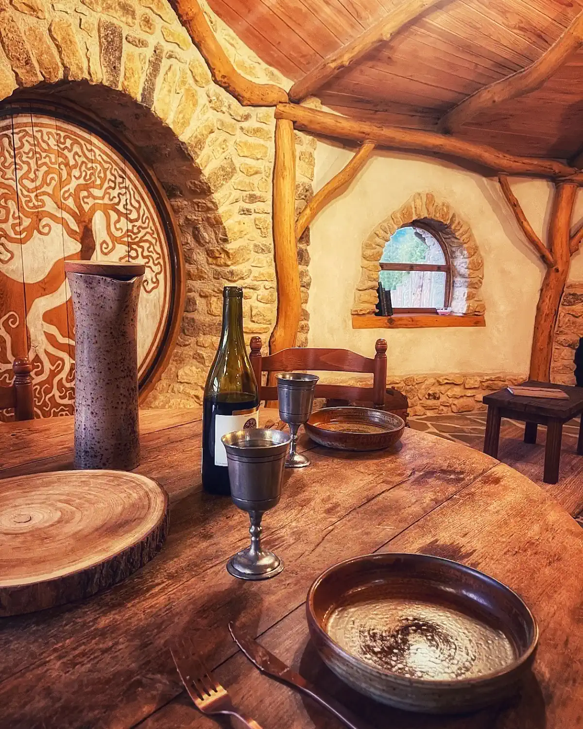 Hébergement table repas maison hobbit coteau des fadets