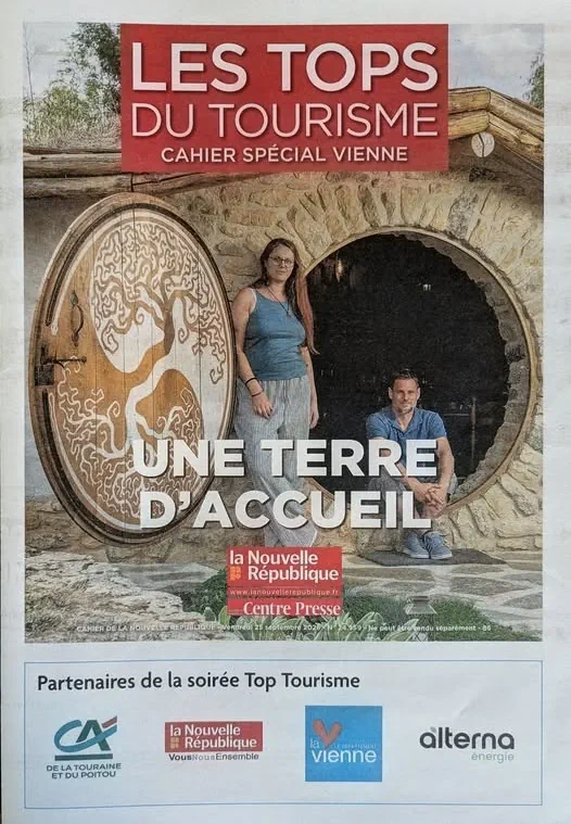 Une de La Nouvelle République consacrée au Coteau des Fadets, avec les propriétaires devant leur maison de Hobbit