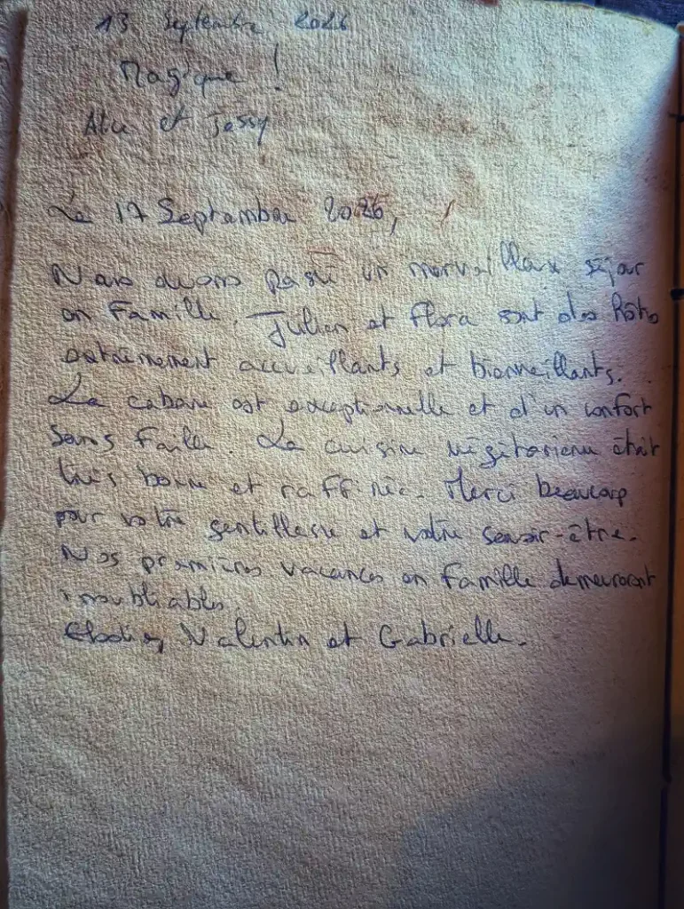 Mot du livre d'or manuscrit rédigé par Elodie et sa famille au Coteau des Fadets