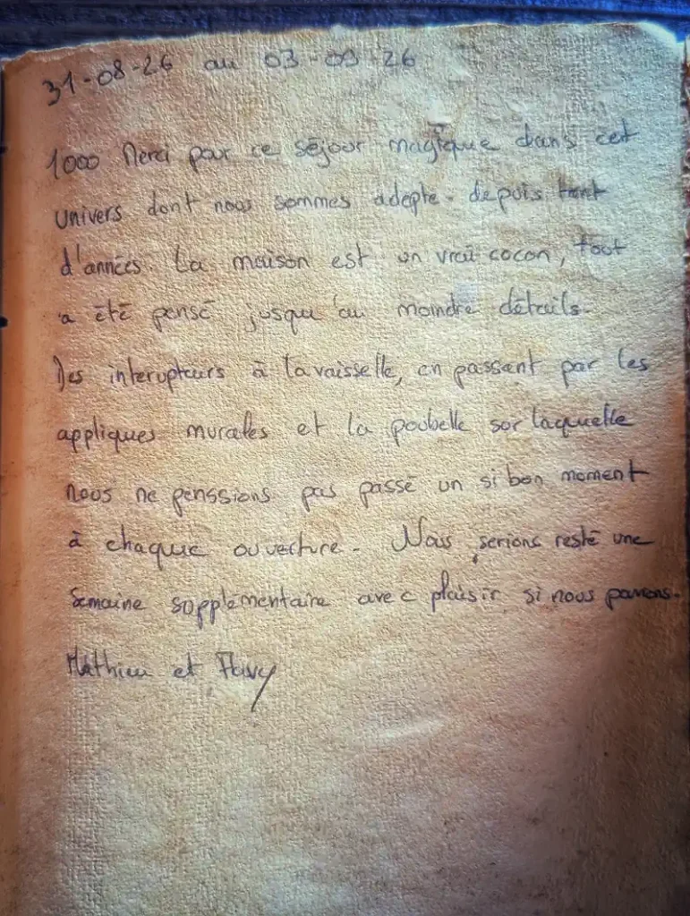 Mot du livre d'or manuscrit rédigé par Mathieu et Flavy au Coteau des Fadets