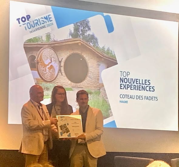 Remise du prix « Nouvelles expériences » des Tops du tourisme de la Vienne aux fondateurs du Coteau des Fadets